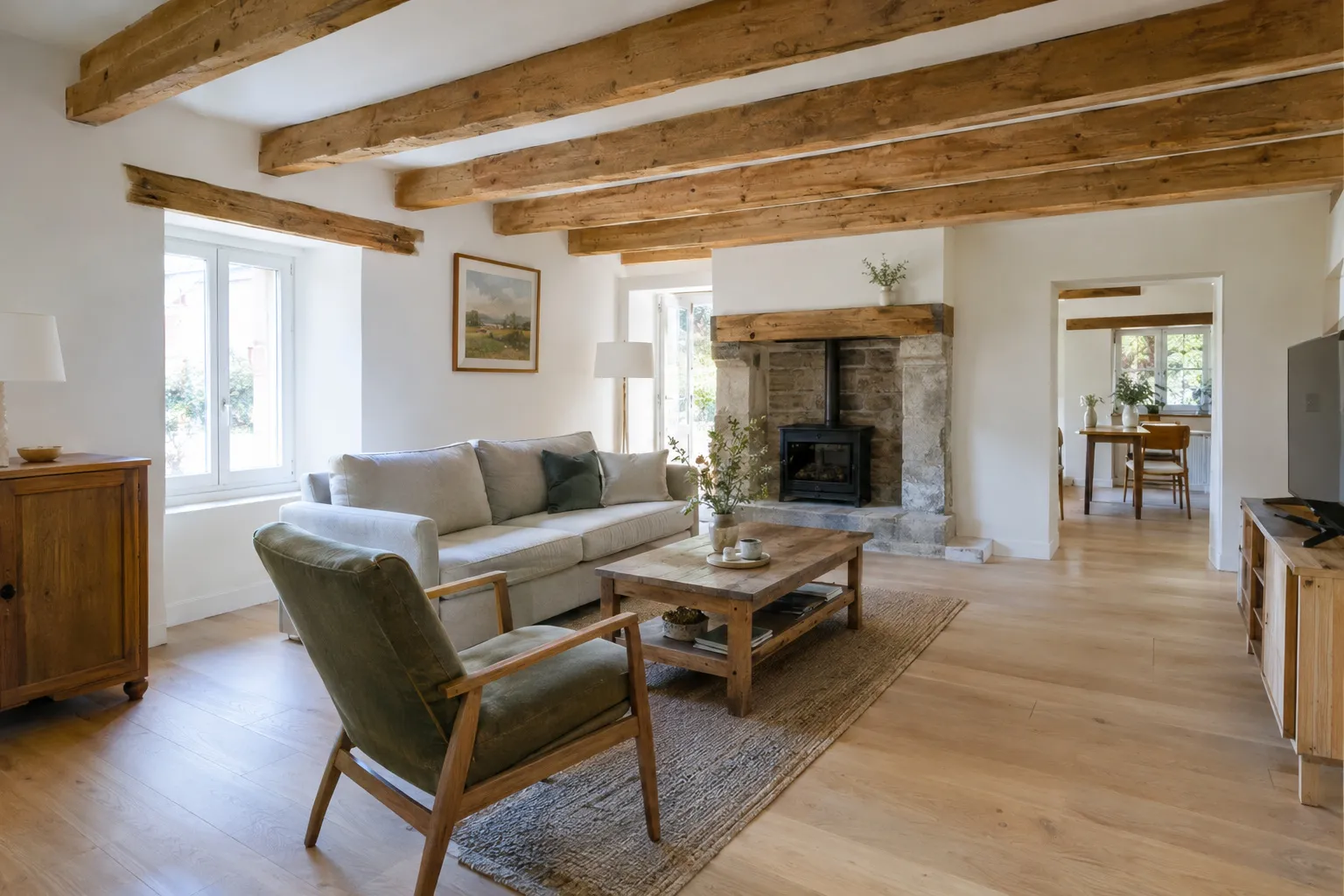 Séjour rénové avec parquet clair et poutres restaurées